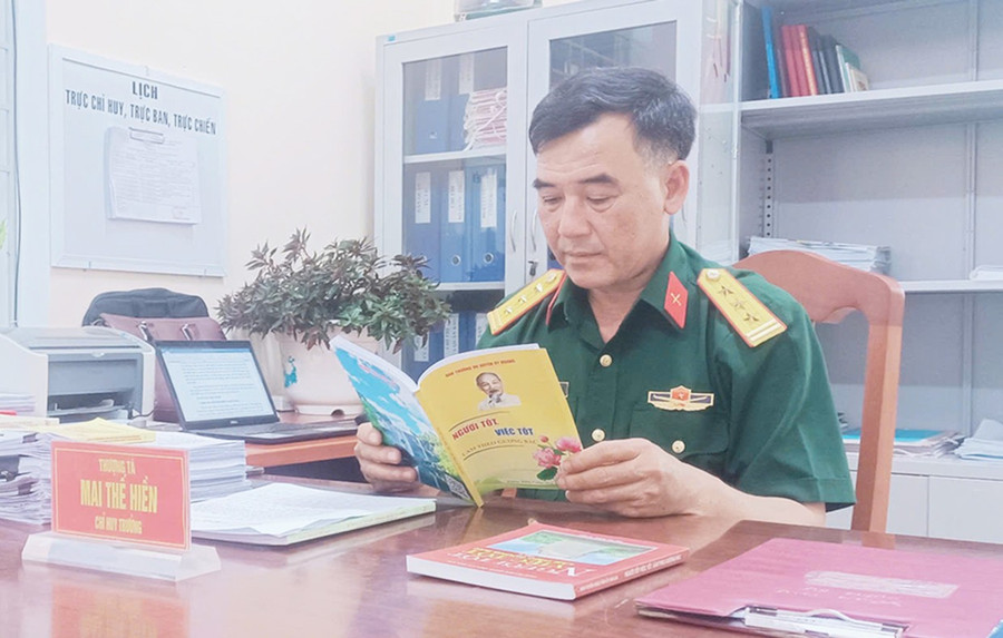 Thượng tá Mai Thế Hiền nghiên cứu các tài liệu để học và làm theo Bác. Ảnh: H.B 1b.jpg