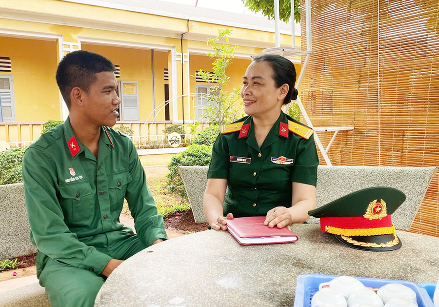 ឧត្តមសេនីយយោធាអាជីព Nguyen Thi Ly ពិភាក្សាជាមួយទាហានថ្មី (រូបថតផ្តល់ដោយតួអក្សរ)។ 1td.jpg