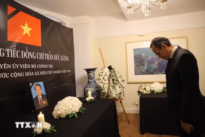 Đại sứ Lào tại Anh Douangmany Gnotsyoudom viếng nguyên Chủ tịch nước Trần Đức Lương. (Ảnh: Phong Hà/TTXVN)