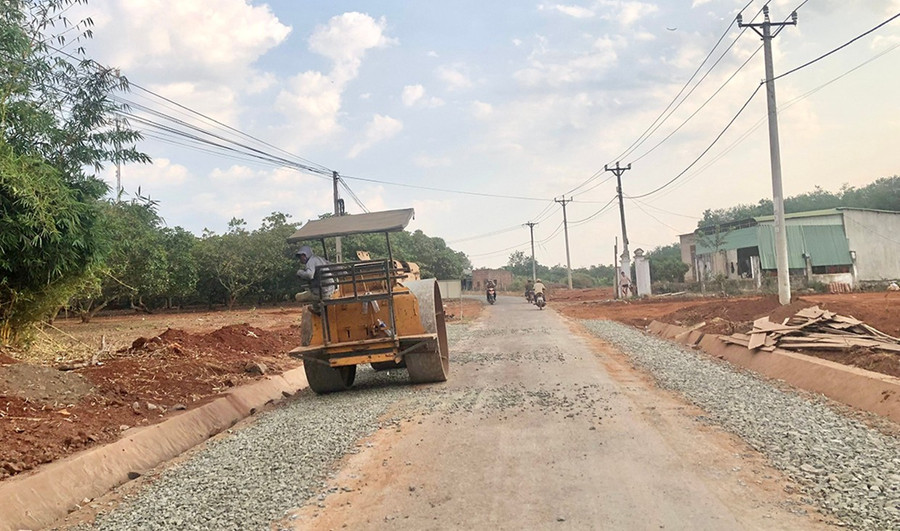 Xã Ia Chía được đầu tư, mở rộng một số tuyến đường giao thông. Ảnh: Gia Hưng 2-119.jpg