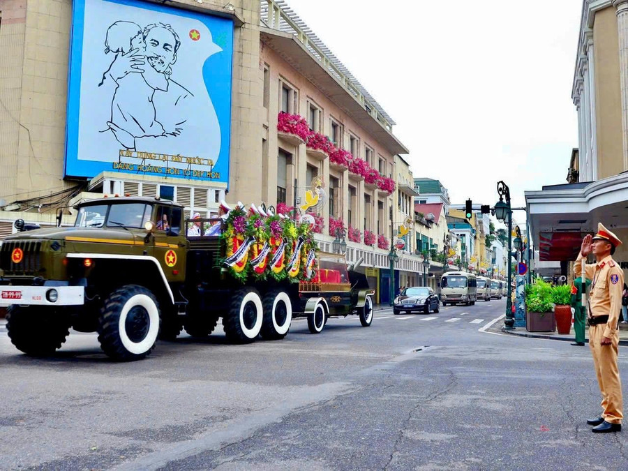 Chiến sĩ CSGT chào điều lệnh tiễn biệt nguyên Chủ tịch nước Trần Đức Lương tại phố Tràng Tiền