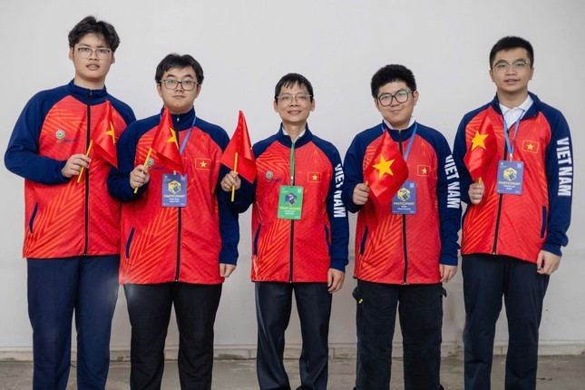 Nguyễn Ngô Đức cùng các thành viên tham gia Kỳ thi Olympic Hóa học Mendeleev Nguyễn Ngô Đức cùng các thành viên tham gia Kỳ thi Olympic Hóa học Mendeleev