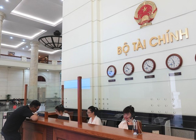 Bộ Tài chính được bổ sung hơn 11.400 tỷ đồng để thực hiện chế độ chính sách cho hơn 10.400 người nghỉ trước tuổi. Bộ Tài chính được bổ sung hơn 11.400 tỷ đồng để thực hiện chế độ chính sách cho hơn 10.400 người nghỉ trước tuổi.