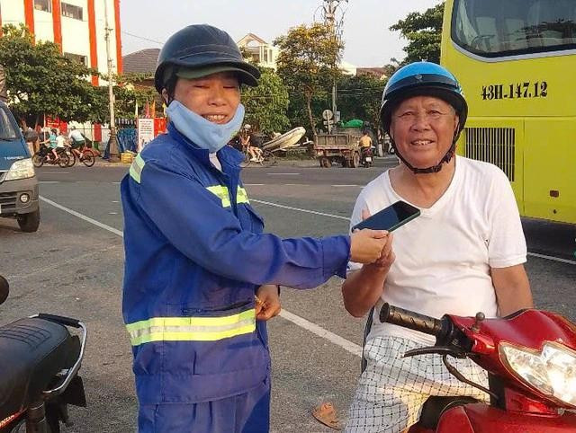 Chị Lê Thị Thanh Phương trả lại điện thoại cho ông Huỳnh Văn Danh. ẢNH: NGUYỄN TÚ Chị Lê Thị Thanh Phương trả lại điện thoại cho ông Huỳnh Văn Danh. ẢNH: NGUYỄN TÚ