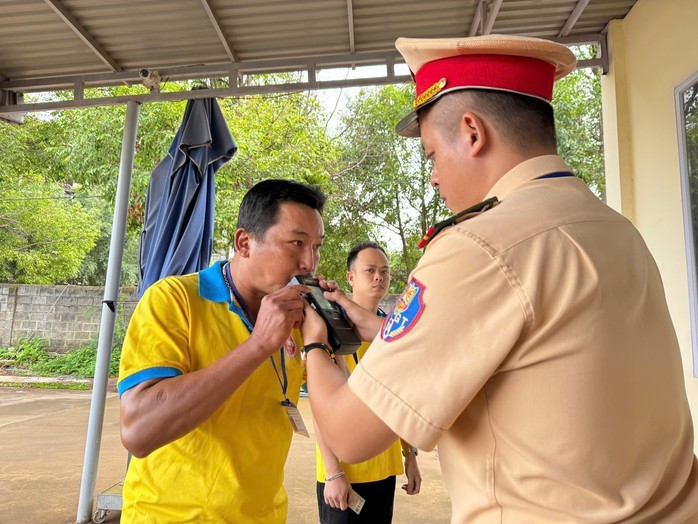 Kiểm tra nồng độ cồn, chất kích thích đối với học viên trước khi bước vào phần thi thực hành. Kiểm tra nồng độ cồn, chất kích thích đối với học viên trước khi bước vào phần thi thực hành.