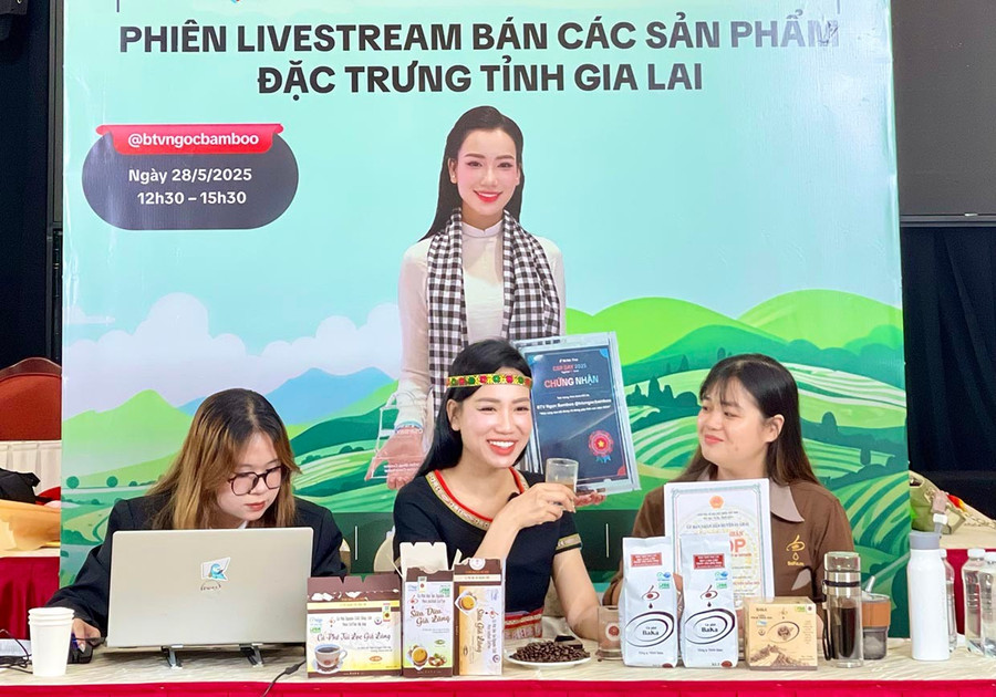 ផលិតករត្រូវបានគាំទ្រដោយលោកស្រី Nguyen Thi Minh Ngoc (អង្គុយកណ្តាលម្ចាស់ប៉ុស្តិ៍ TikTok BTV Ngoc Bamboo) ដើម្បីផ្សាយបន្តផ្ទាល់ផលិតផលរបស់ពួកគេ។ រូបថត៖ V.T 1a.jpg