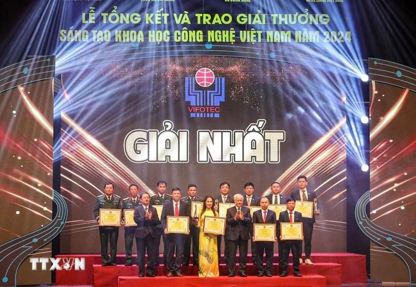 Trao giải Nhất của Giải thưởng sáng tạo khoa học công nghệ Việt Nam năm 2024. (Ảnh: Khánh Hòa/TTXVN) 43congtrinh.jpg