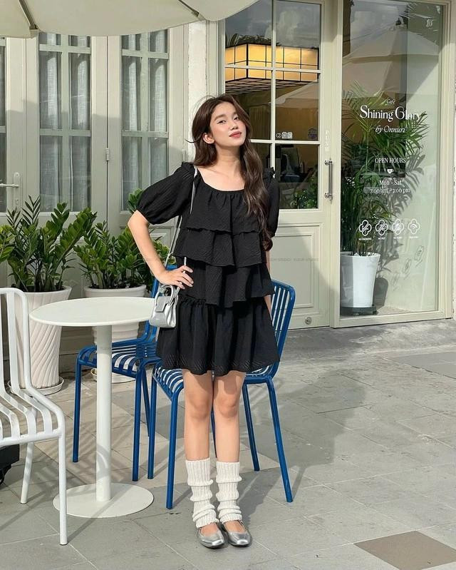 Nếu pastel và trung tính là những gam màu của sự dịu dàng và thanh lịch, thì váy xếp ly đen trơn màu chính là biểu tượng của sự quyến rũ. ẢNH: @FLEUR.STUDIO Nếu pastel và trung tính là những gam màu của sự dịu dàng và thanh lịch, thì váy xếp ly đen trơn màu chính là biểu tượng của sự quyến rũ. ẢNH: @FLEUR.STUDIO