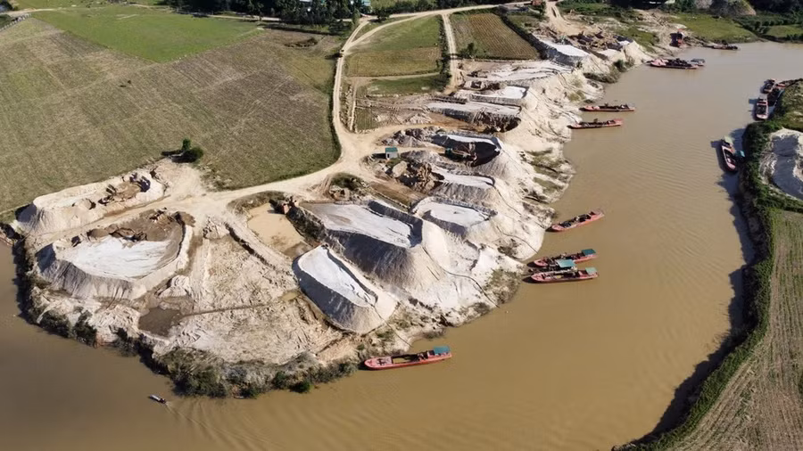 Sông Krông Ana là nguồn cung cấp cát chủ yếu cho địa bàn tỉnh Đắk Lắk (ảnh chụp thời điểm chưa “sốt” cát). Ảnh: MAI CƯỜNG