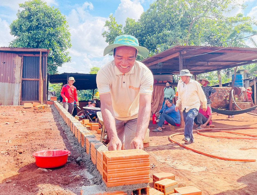 Tổ thợ nề của anh Hlưm đã nhận thi công và giảm giá nhân công xây dựng nhà ở cho người dân hưởng thụ từ chương trình xóa nhà tạm, nhà dột nát. Ảnh: N.H 1bg-2122.jpg