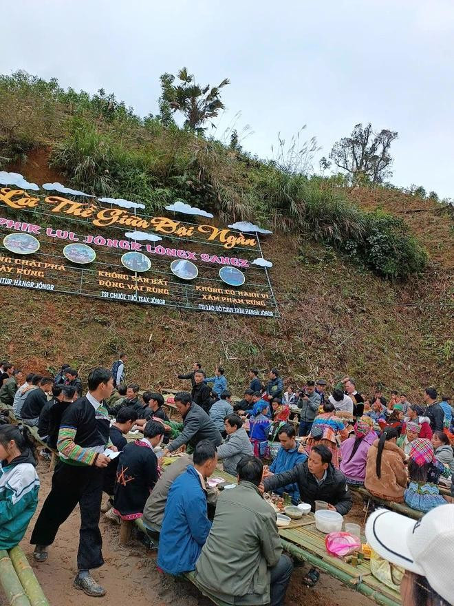 Lễ cúng rừng và lời thề giữa đại ngàn ở Bản Tát, Nà Hẩu, Văn Yên, Yên Bái. ẢNH: NVCC Lễ cúng rừng và lời thề giữa đại ngàn ở Bản Tát, Nà Hẩu, Văn Yên, Yên Bái. ẢNH: NVCC