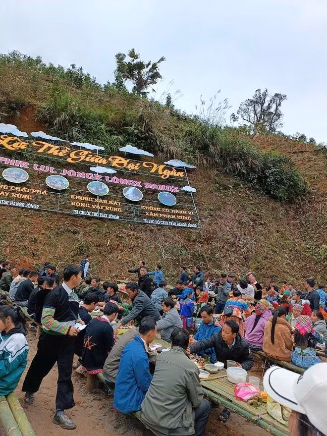 Lễ cúng rừng và lời thề giữa đại ngàn ở Bản Tát, Nà Hẩu, Văn Yên, Yên Bái. ẢNH: NVCC