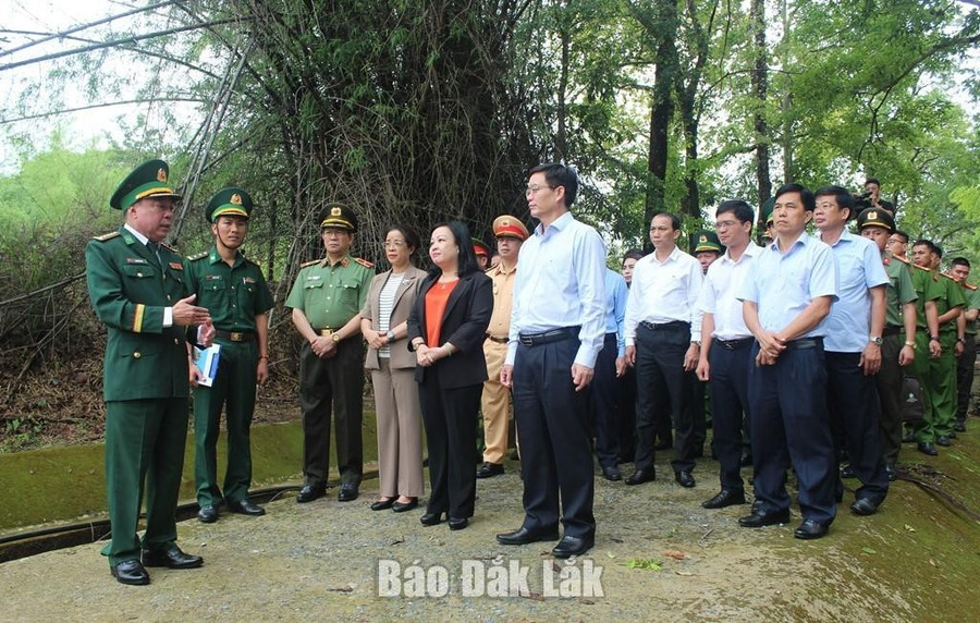 Đoàn công tác thăm Di tích quốc gia đặc biệt Bến phà vượt sông Sê Rê Pốk. Ảnh: Ngọc Lân 6daklak.jpg