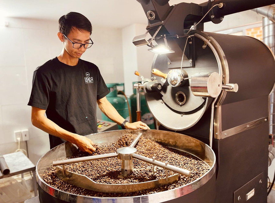 Anh Dương Đức Tài-Chủ thương hiệu cà phê Waca Coffee (thị trấn Ia Kha, huyện Ia Grai) đã thành công khi chọn khởi nghiệp với dòng cà phê “xanh, sạch, lành tính”. Ảnh: Mai Ka 2-2802.jpg
