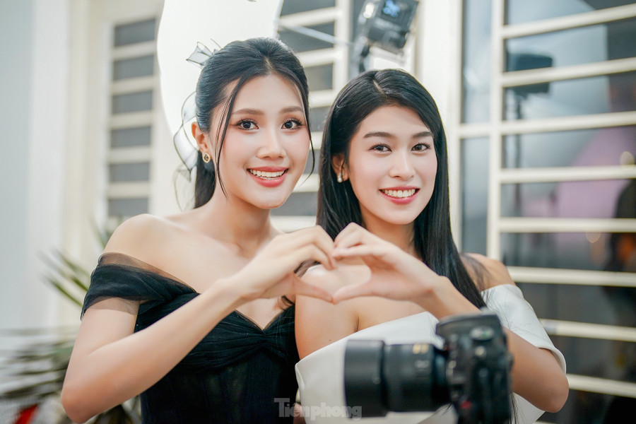 Thí sinh Thùy Nhiên và Thanh Thảo tạo dáng trước buổi ghi hình talk show. Thí sinh Thùy Nhiên và Thanh Thảo tạo dáng trước buổi ghi hình talk show.