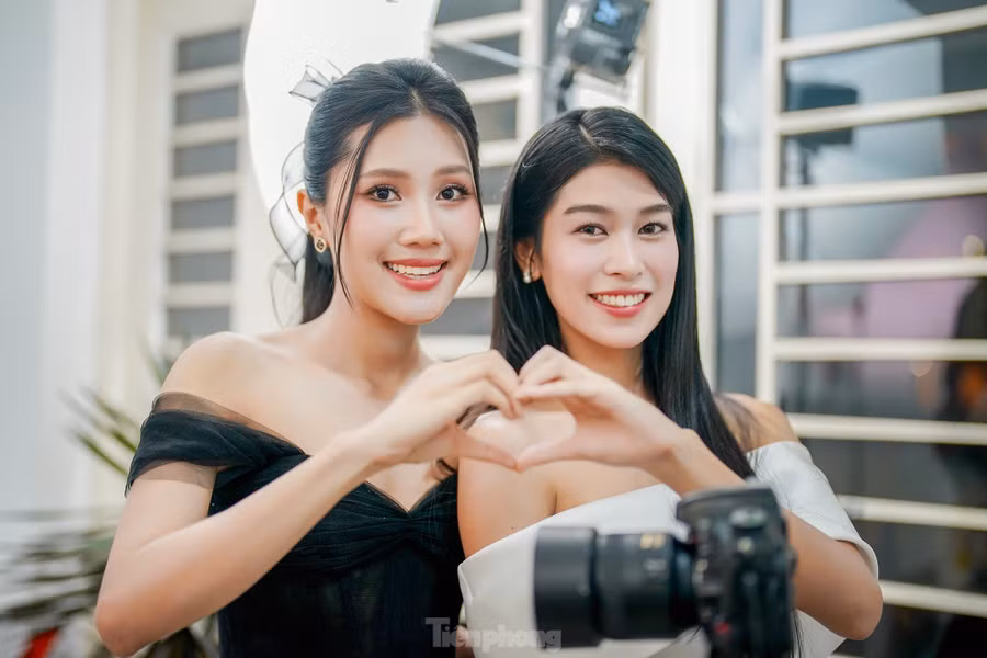 Thí sinh Thùy Nhiên và Thanh Thảo tạo dáng trước buổi ghi hình talk show.