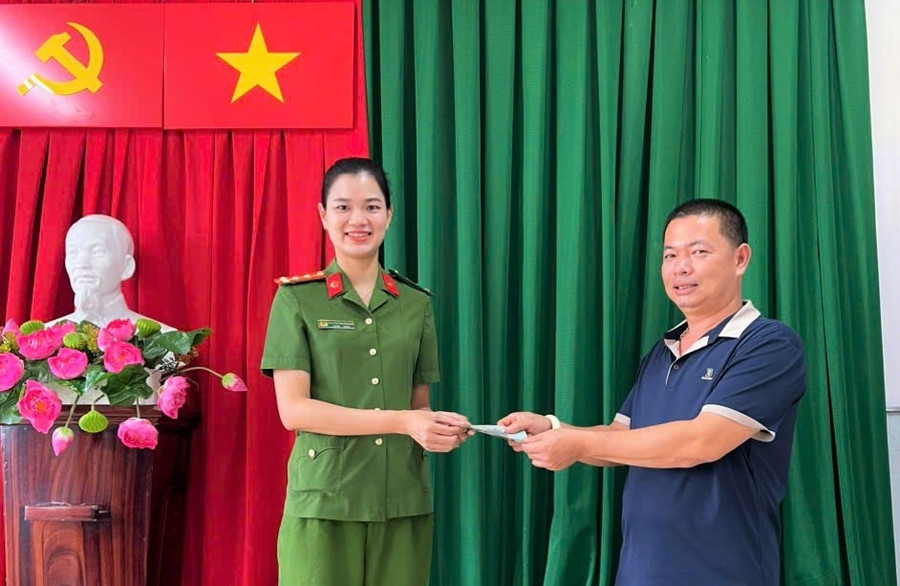 Đại úy Nguyễn Thị Thương - Cán bộ Công an Phường 2 (TP Bảo Lộc) trao trả lại tiền cho anh Nguyễn Văn Thảo nudaiuy.jpg