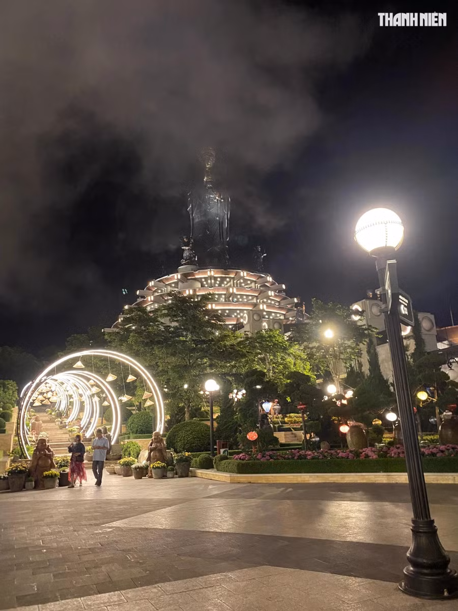 Những ngày tháng 5, mặc dù thời tiết Tây Ninh vẫn khá nóng nhưng trên đỉnh núi Bà thường dao động từ khoảng 22 - 26 độ, khí hậu khá mát mẻ. Tuy nhiên, đối với những du khách muốn lên đỉnh núi Bà Đen săn mây vào lúc chiều tối nên mang theo áo khoác mỏng, vì se lạnh. ẢNH: THANH QUÂN