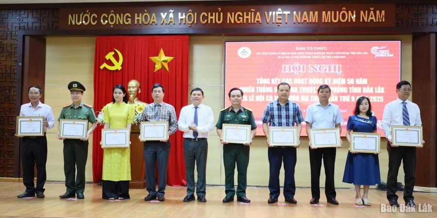 Phó Chủ tịch Thường trực UBND tỉnh Nguyễn Tuấn Hà trao bằng khen của UBND tỉnh tặng các tập thể có thành tích xuất sắc trong phong trào thi đua đặc biệt Kỷ niệm 50 năm Chiến thắng Buôn Ma Thuột, giải phóng tỉnh Đắk Lắk. 4c.jpg