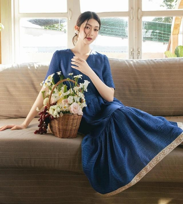 Dành cho cô nàng yêu thích vẻ nữ tính mềm mại là váy suông vải tơ màu xanh viền ren dịu dàng, nhẹ mát như những cơn gió. ẢNH: OYSTER