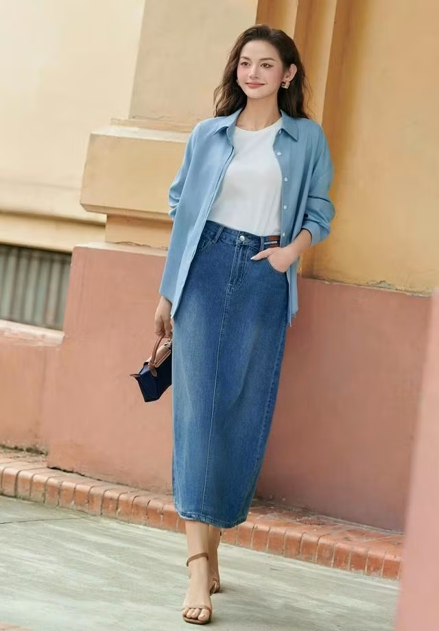 Chân váy denim, áo sơ mi xanh đồng điệu cùng nàng xuống phố dạo chơi mùa hè. Các thiết kế này có thể kết hợp cùng xăng đan cao gót, dép kẹp, giày thể thao... kèm mũ cói, túi vải đeo vai. ẢNH: OYSTER