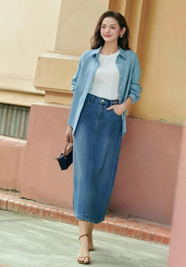 Chân váy denim, áo sơ mi xanh đồng điệu cùng nàng xuống phố dạo chơi mùa hè. Các thiết kế này có thể kết hợp cùng xăng đan cao gót, dép kẹp, giày thể thao... kèm mũ cói, túi vải đeo vai. ẢNH: OYSTER