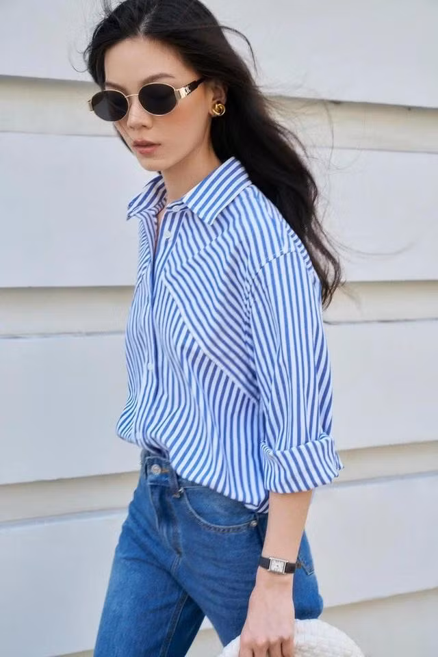 Sơ mi kẻ màu xanh và quần jeans xanh - bản phối cổ điển hoàn hảo cho cô nàng hiện đại ưa chuộng nét đẹp giản đơn, thanh lịch. ẢNH: MONO TALK