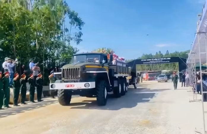 Xe chở linh cữu nguyên Chủ tịch nước Trần Đức Lương đến nơi an táng