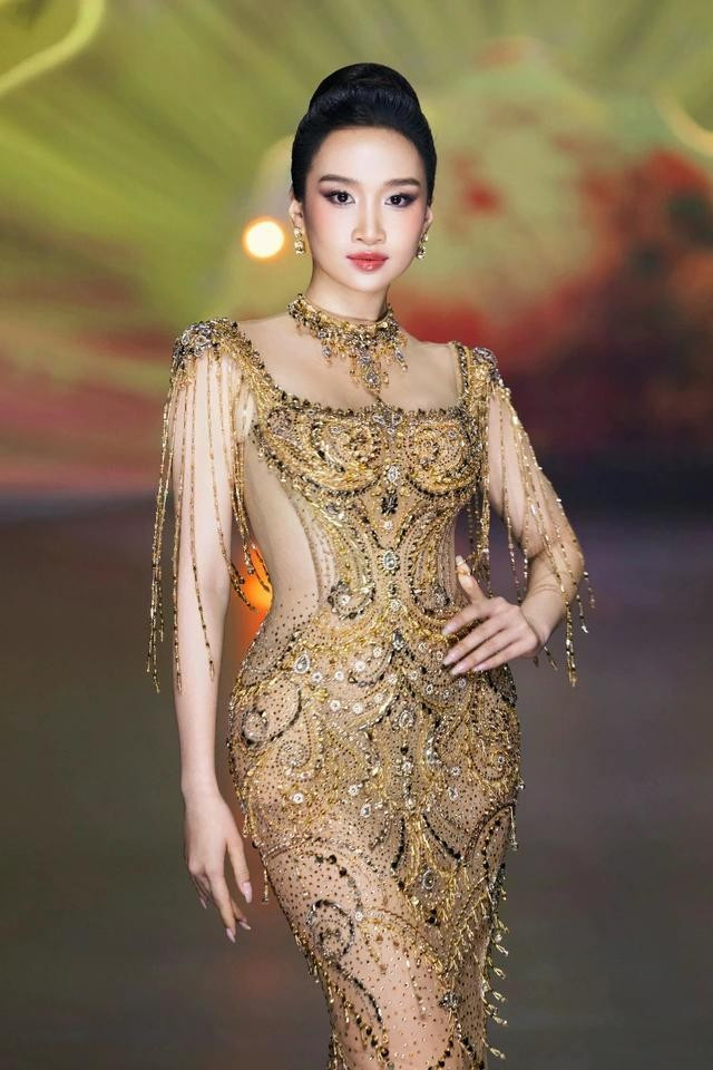 BST gồm những thiết kế dạ hội lộng lẫy, tinh xảo, mang đậm dấu ấn nữ tính, sang trọng và đậm chất couture. ẢNH: @KIENGCAN BST gồm những thiết kế dạ hội lộng lẫy, tinh xảo, mang đậm dấu ấn nữ tính, sang trọng và đậm chất couture. ẢNH: @KIENGCAN