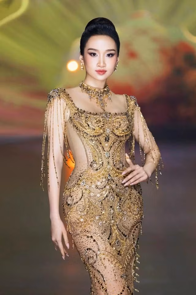 BST gồm những thiết kế dạ hội lộng lẫy, tinh xảo, mang đậm dấu ấn nữ tính, sang trọng và đậm chất couture. ẢNH: @KIENGCAN