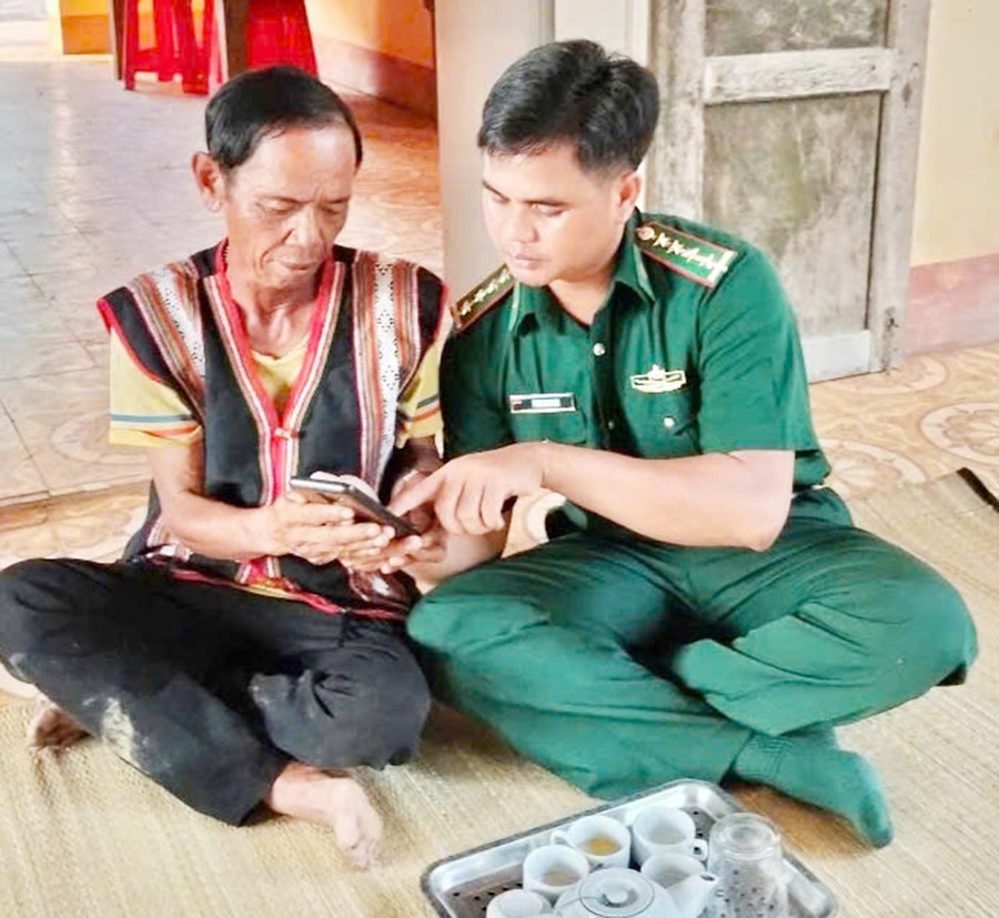 Cán bộ Đồn Biên phòng Ia Lốp (huyện Chư Prông) hướng dẫn người dân tiếp cận công nghệ số. Ảnh: K.Q 2kq.png