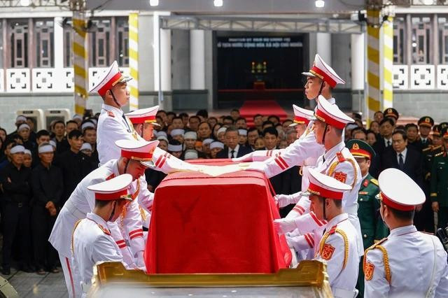 Linh cữu nguyên Chủ tịch nước Trần Đức Lương chuẩn bị được đưa lên linh xa. ẢNH: GIA HÂN Linh cữu nguyên Chủ tịch nước Trần Đức Lương chuẩn bị được đưa lên linh xa. ẢNH: GIA HÂN