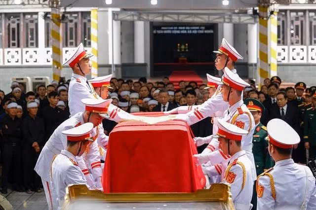 Linh cữu nguyên Chủ tịch nước Trần Đức Lương chuẩn bị được đưa lên linh xa. ẢNH: GIA HÂN