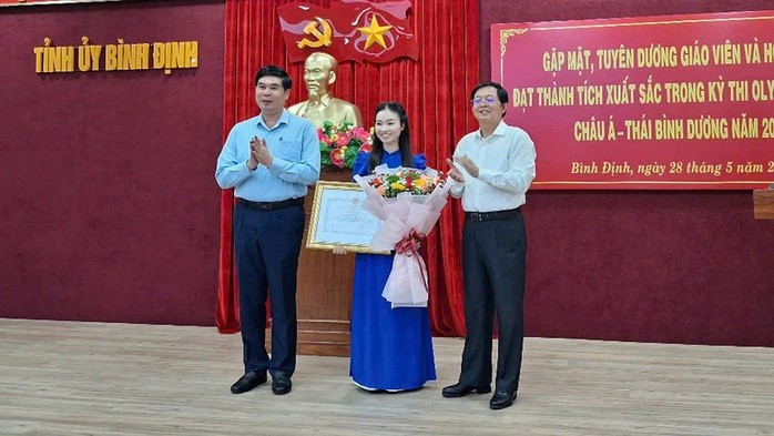 Bí thư Tỉnh ủy Bình Định Hồ Quốc Dũng (bên phải) và Phó Chủ tịch UBND tỉnh Bình Định Lâm Hải Giang (bên trái) trao thưởng cho cô giáo Nguyễn Thị Kiều. Ảnh: OANH TRƯỞNG Bí thư Tỉnh ủy Bình Định Hồ Quốc Dũng (bên phải) và Phó Chủ tịch UBND tỉnh Bình Định Lâm Hải Giang (bên trái) trao thưởng cho cô giáo Nguyễn Thị Kiều. Ảnh: OANH TRƯỞNG