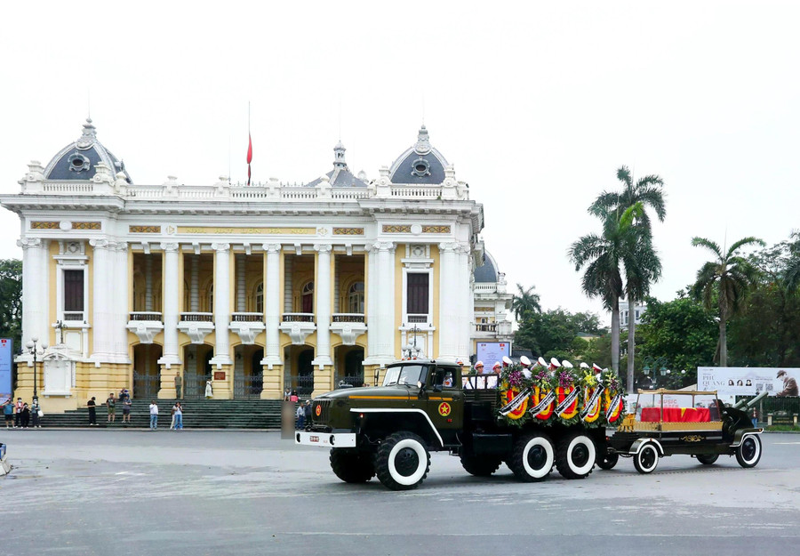 Linh xa đi qua Nhà hát lớn Hà Nội. ẢNH: MINH QUÂN