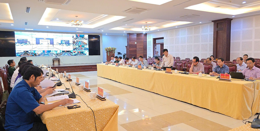 Quang cảnh phiên họp tại điểm cầu chính trụ sở UBND tỉnh. Ảnh: Bá Bính 44t.jpg