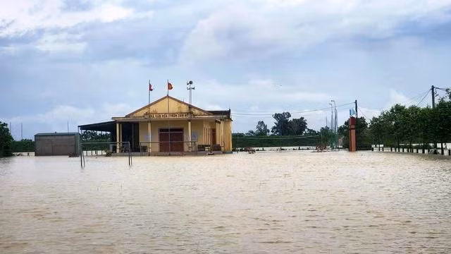 Nhiều nhà dân ở thôn Tân Mỹ bị ngập sâu. ẢNH: PHẠM ĐỨC