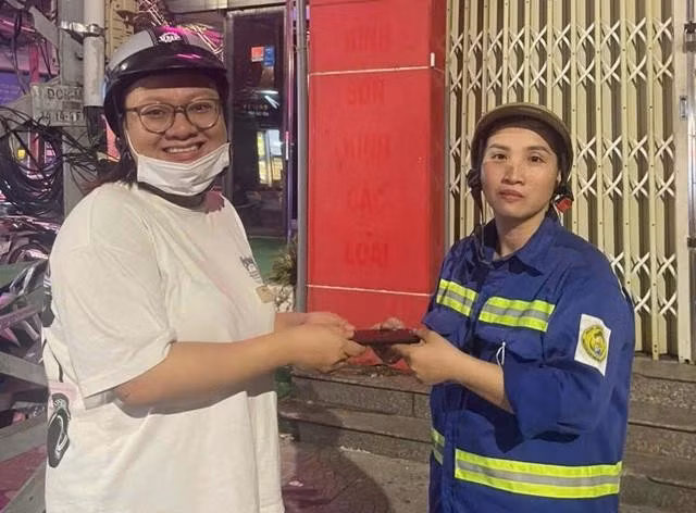 Chị Chính bàn giao iPhone cho chị Hiền trong đêm. ẢNH: NGUYỄN TÚ