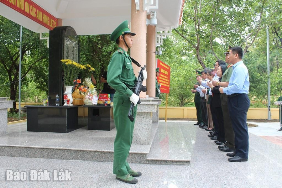 Đoàn công tác tỉnh Đắk Lắk và tỉnh Phú Yên dâng hương tại Nhà Bia ghi danh các anh hùng liệt sĩ khu vực Đồn Biên phòng Sê Rê Pốk. Ảnh: Ngọc Lân 3daklak.jpg