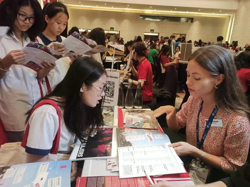 Thí sinh tìm hiểu thông tin du học. Ảnh: PV/Vietnam+ my-tam-dung-phong-van-thi-thuc-du-hoc-hoc-sinh-phu-huynh-hoang-mangdd.jpg