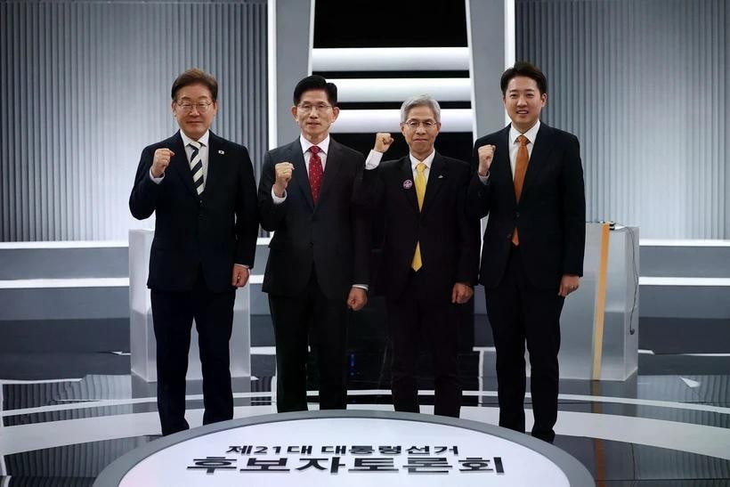 Các ứng viên tranh cử Tổng thống Hàn Quốc (từ trái sang): Lee Jae-myung của đảng Dân chủ (DP), Kim Moon-soo của đảng Quyền lực Quốc dân (PPP), Kwon Young Kook của đảng Lao động Dân chủ và Lee Jun-seok của đảng Cải cách mới (NRP). Ảnh: scmp.com/TTXVN hq.jpg