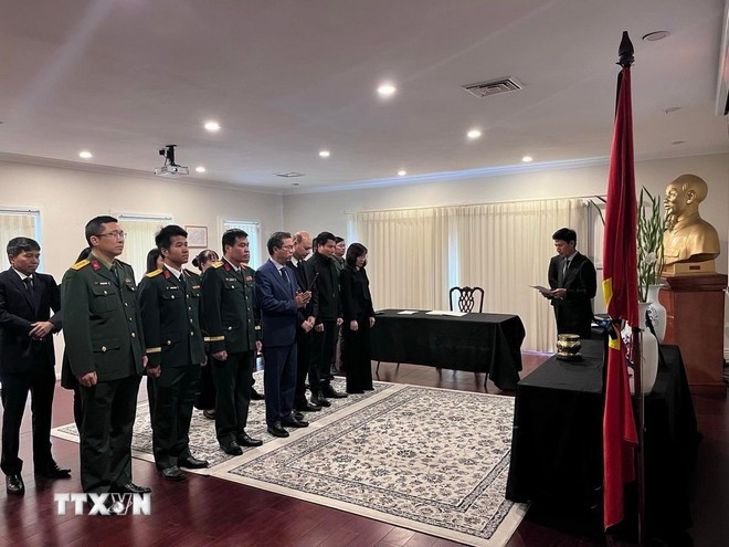 Đại sứ Phạm Hùng Tâm cùng tập thể cán bộ, nhân viên Đại sứ quán Việt Nam tại Australia, Tổng Lãnh sự quán Việt Nam tại Sydney, Tổng Lãnh sự Việt Nam tại Perth, các cơ quan bên cạnh như Quân vụ, Khoa học Công nghệ... dâng hương tưởng nhớ nguyên Chủ tịch nước Trần Đức Lương. (Ảnh: TTXVN phát) Đại sứ Phạm Hùng Tâm cùng tập thể cán bộ, nhân viên Đại sứ quán Việt Nam tại Australia, Tổng Lãnh sự quán Việt Nam tại Sydney, Tổng Lãnh sự Việt Nam tại Perth, các cơ quan bên cạnh như Quân vụ, Khoa học Công nghệ... dâng hương tưởng nhớ nguyên Chủ tịch nước Trần Đức Lương. (Ảnh: TTXVN phát)