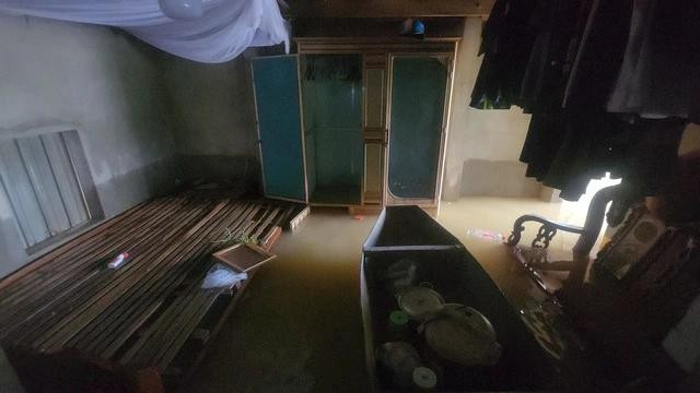 Nhà của bà Thân bị ngập rất sâu, tài sản trong nhà hầu hết bị ngâm nước. ẢNH: PHẠM ĐỨC Nhà của bà Thân bị ngập rất sâu, tài sản trong nhà hầu hết bị ngâm nước. ẢNH: PHẠM ĐỨC