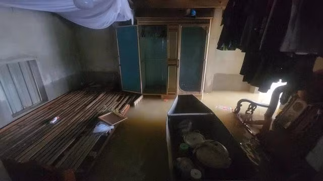 Nhà của bà Thân bị ngập rất sâu, tài sản trong nhà hầu hết bị ngâm nước. ẢNH: PHẠM ĐỨC