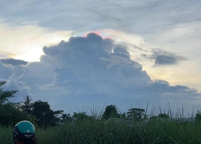 Người dân An Giang rủ nhau ngắm mây ngũ sắc chiều nay. ẢNH: MAI TÂM/ANH THU Người dân An Giang rủ nhau ngắm mây ngũ sắc chiều nay. ẢNH: MAI TÂM/ANH THU