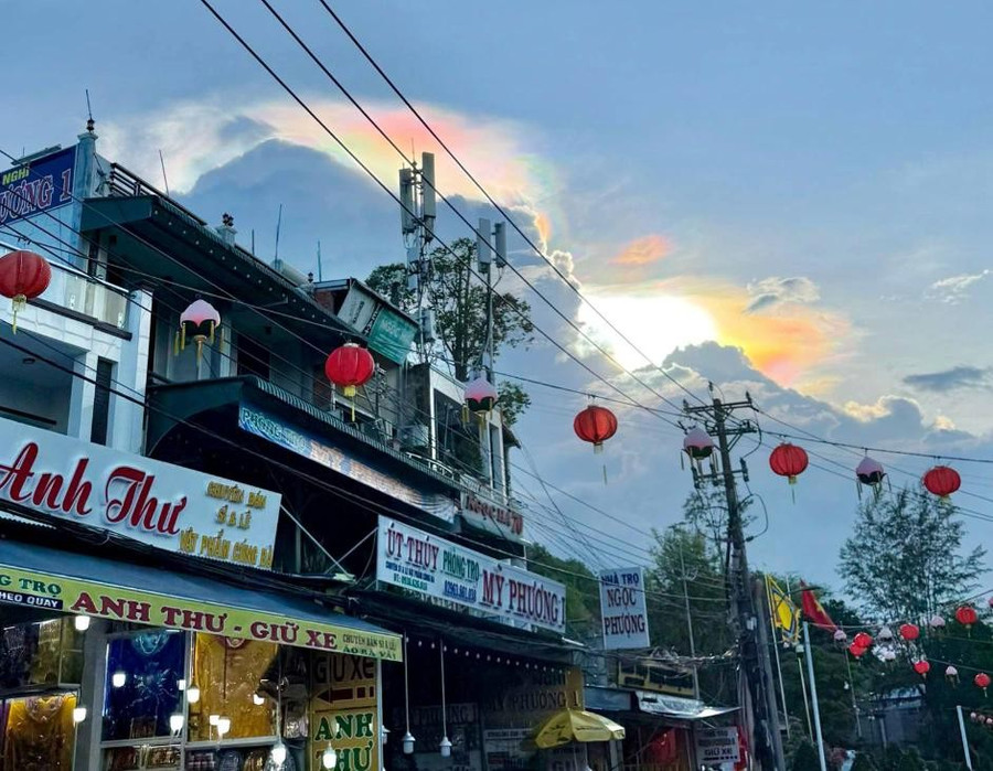 Mây ngũ sắc được chụp lúc hoàng hôn. ẢNH: VÕ NGUYỄN LAN THẢO Mây ngũ sắc được chụp lúc hoàng hôn. ẢNH: VÕ NGUYỄN LAN THẢO