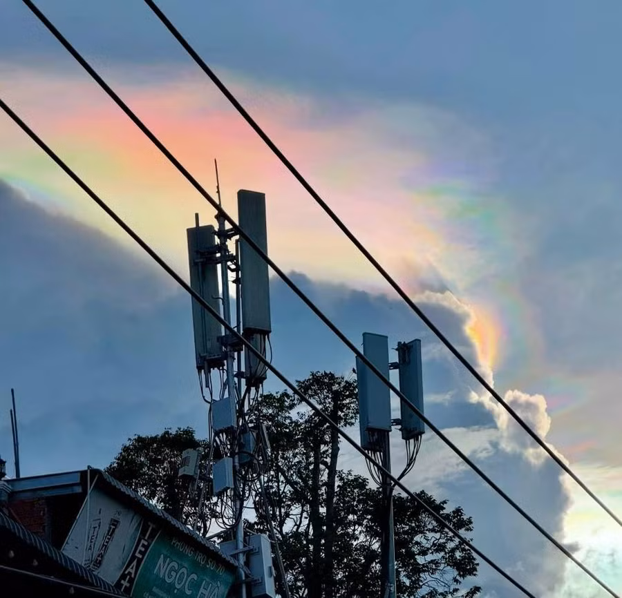 Nhiều người cho biết đây là lần đầu tiên họ thấy mây ngũ sắc. ẢNH: VÕ NGUYỄN LAN THẢO