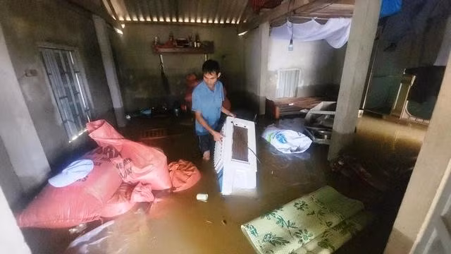 Nhiều nhà dân ở thôn Tân Mỹ bị ngập lụt do mưa lớn. ẢNH: PHẠM ĐỨC