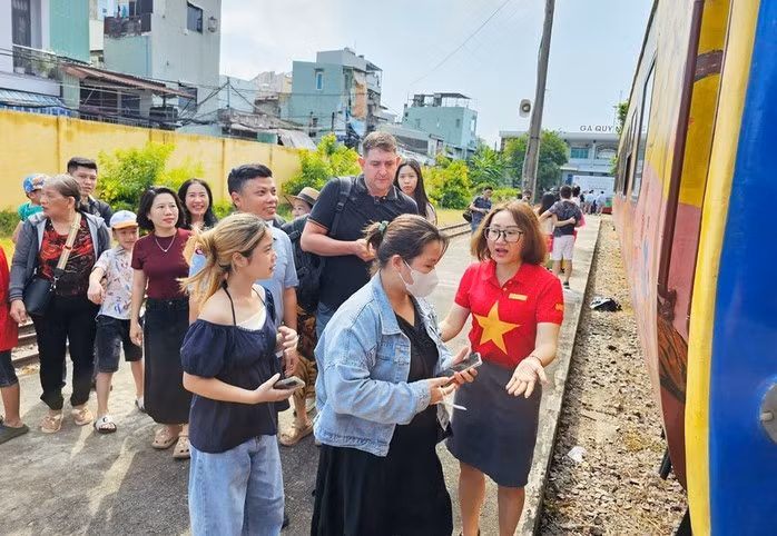 Du khách trải nghiệm tuyến tàu du lịch "Về miền đất võ" vào đầu tháng 5 vừa qua