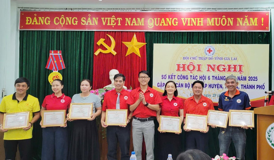 Nguyễn Chí Cẩn-Phó Chủ tịch Hội CTĐ tỉnh (đứng thứ 4 từ phải sang) trao giấy khen cho các cá nhân có thành tích xuất sắc trong Chiến dịch. Ảnh: Hồng Ngọc 1hnnnn.jpg